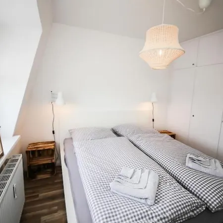 Lee Im Haus Demory *